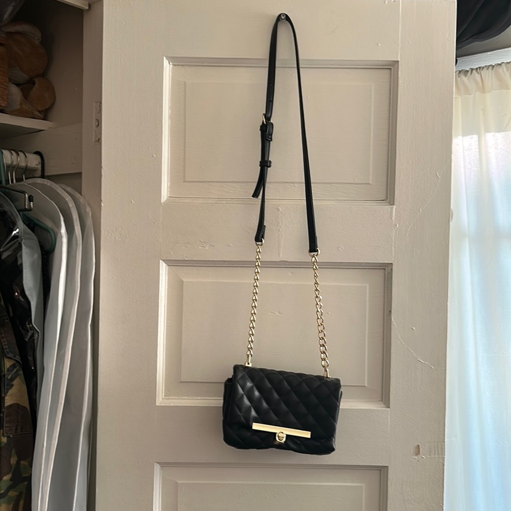Small black crossbody with gold detail 🩷